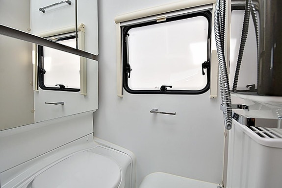 Adria 593 UP Adora, Queenbed 25 of 27
