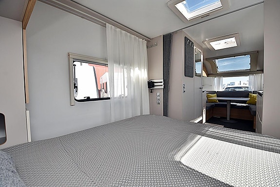 Adria 593 UP Adora, Queenbed 17 of 27