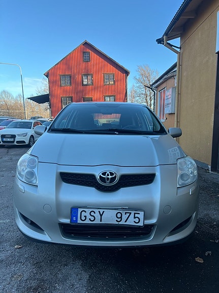 Toyota Auris 2 of 5