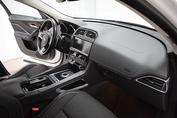 Jaguar F-PACE 20 of 25