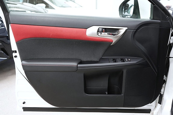 Lexus CT200h 14 of 24
