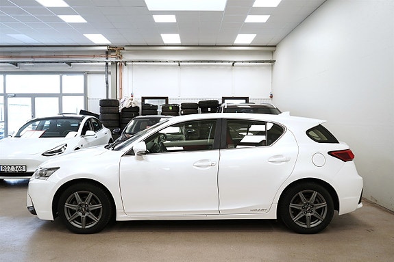 Lexus CT200h 2 of 24