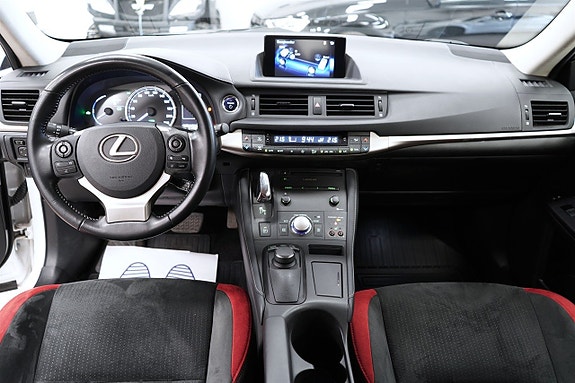 Lexus CT200h 11 of 24