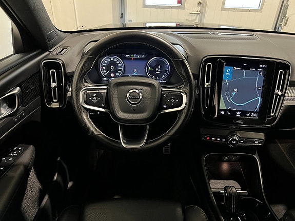 Volvo XC40 17 of 28