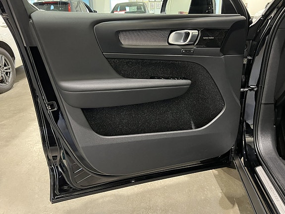 Volvo XC40 8 of 28