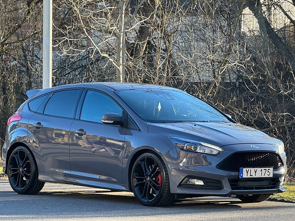 Ford Focus 2 of 5