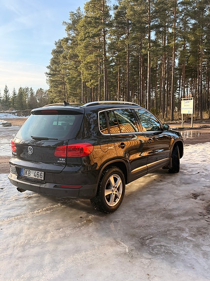 Volkswagen Tiguan 2 of 12