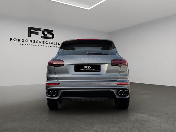 Porsche Cayenne S 4 of 5