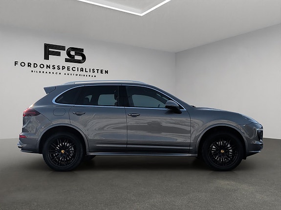 Porsche Cayenne S 2 of 5
