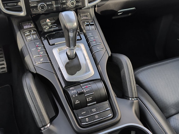 Porsche Cayenne S 26 of 30