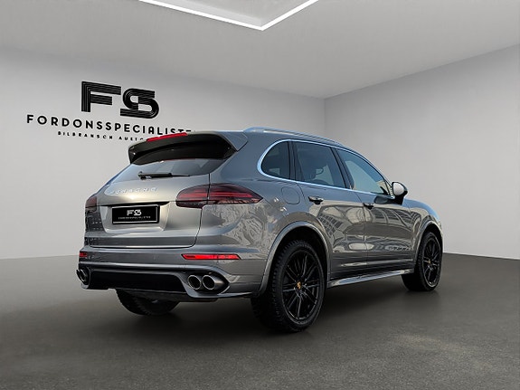 Porsche Cayenne S 3 of 5