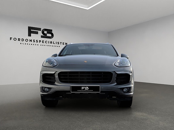 Porsche Cayenne S 11 of 30
