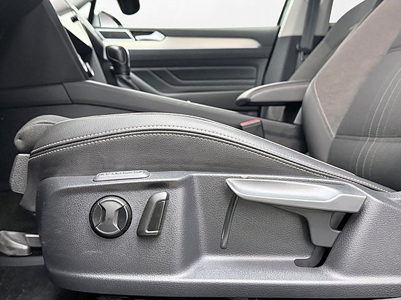 Volkswagen Passat Alltrack 13 of 27