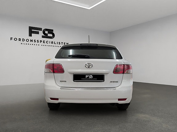 Toyota Avensis 4 of 5