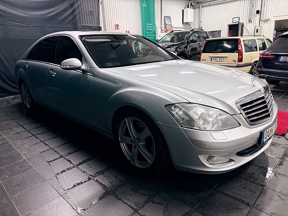 Mercedes-Benz S320 7 of 11