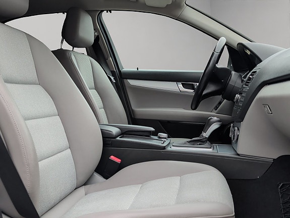 Mercedes-Benz C200 13 of 30