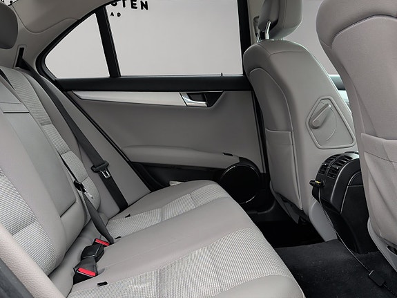 Mercedes-Benz C200 14 of 30