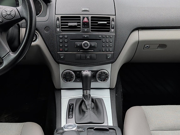 Mercedes-Benz C200 16 of 30
