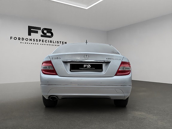 Mercedes-Benz C200 4 of 5