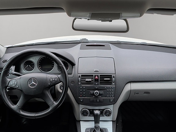 Mercedes-Benz C200 15 of 30