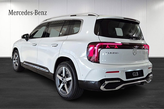 Mercedes-Benz GLB250+ 3 of 5