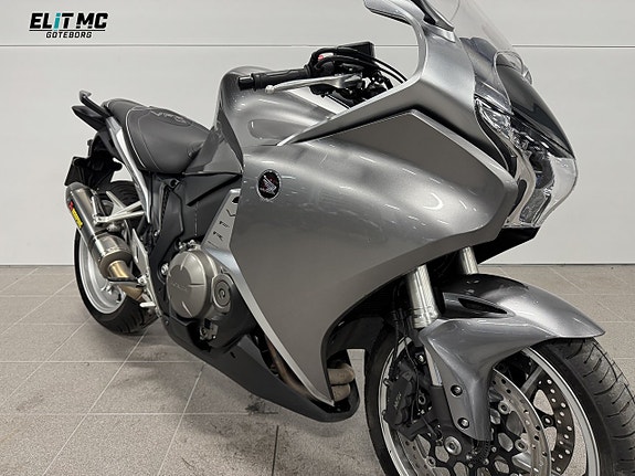 Honda Powersports VFR1200F | Akrapovic | Låga Mil | Nybesiktad 2 of 5