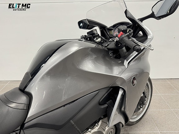 Honda Powersports VFR1200F | Akrapovic | Låga Mil | Nybesiktad 9 of 19