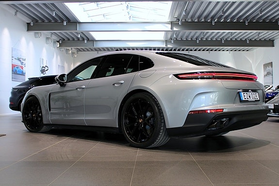 Porsche Panamera 4 2 of 5