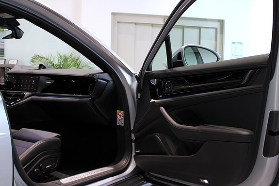 Porsche Panamera 4 3 of 5