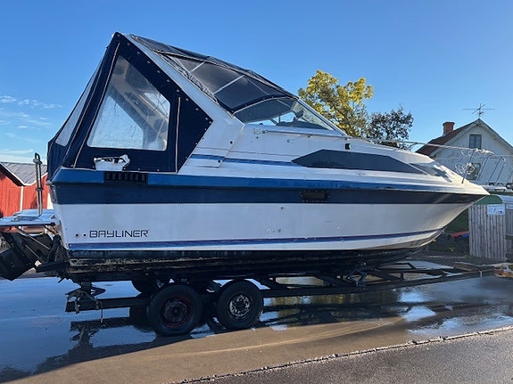 Bayliner 2555 Ciera Wide body 4 of 10