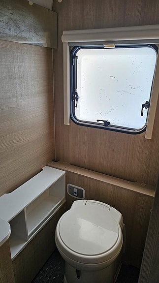 Adria ADORA 613HT Långbäddar / frontkök 6 of 17