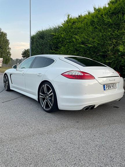 Porsche Panamera S 3 of 5