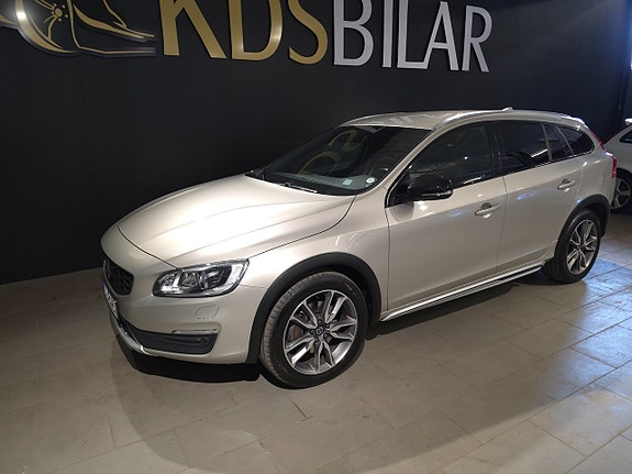 Volvo V60 Cross Country 2 of 5