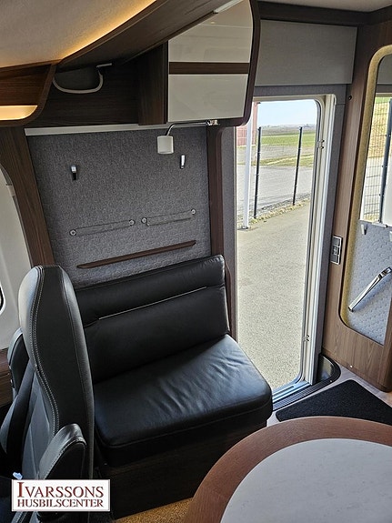 Hymer B 890 ML / Queensbed / Hyd-stödben / Mercedes / Automat / Alde 10 of 27