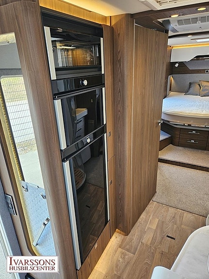 Hymer B 890 ML / Queensbed / Hyd-stödben / Mercedes / Automat / Alde 13 of 27