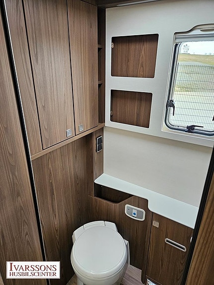 Hymer B 890 ML / Queensbed / Hyd-stödben / Mercedes / Automat / Alde 19 of 27