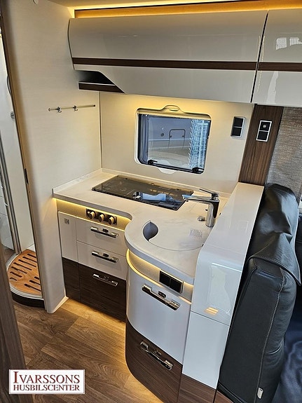 Hymer B 890 ML / Queensbed / Hyd-stödben / Mercedes / Automat / Alde 12 of 27