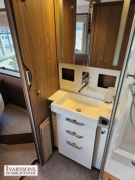 Hymer B 890 ML / Queensbed / Hyd-stödben / Mercedes / Automat / Alde 17 of 27
