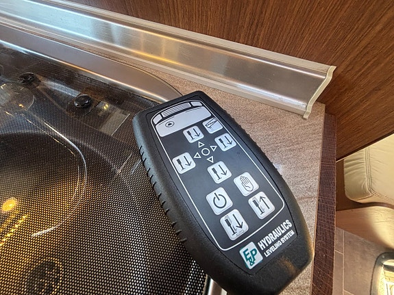 Bürstner Aviano I 875 Hyd-stödben / Långbädd / Automat / Dragkrok / AC 13 of 22