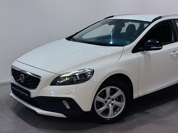 Volvo V40 Cross Country 2 of 5