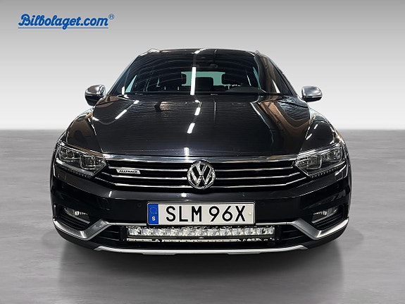 Volkswagen Passat Alltrack 2 of 5