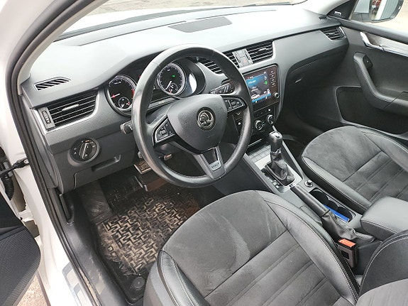 Skoda Octavia Scout 3 of 5
