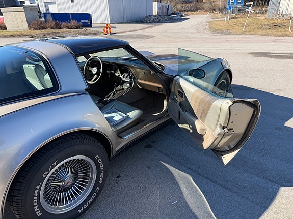 Chevrolet Corvette 12 of 18