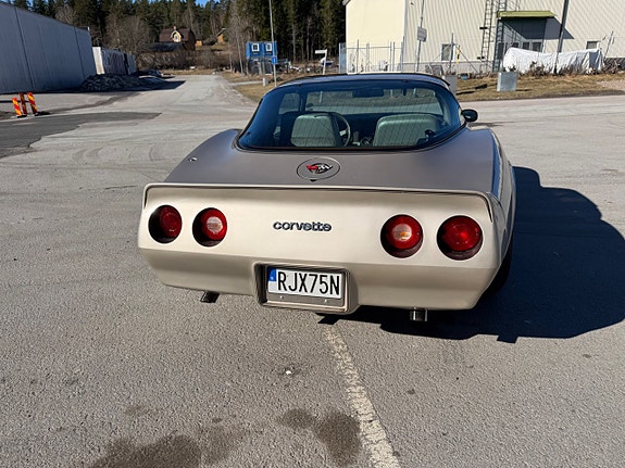Chevrolet Corvette 6 of 18