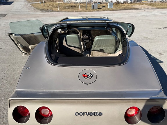 Chevrolet Corvette 18 of 18