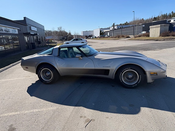Chevrolet Corvette 4 of 18