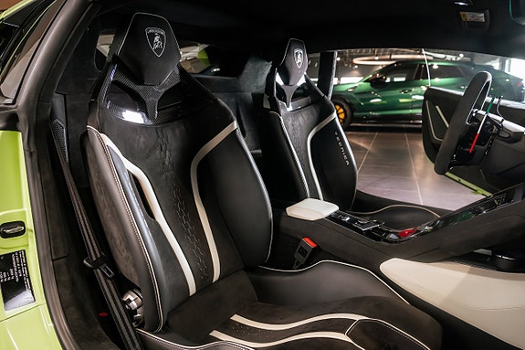 Lamborghini Huracan 11 of 17
