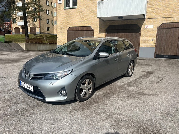 Toyota Auris 2 of 5