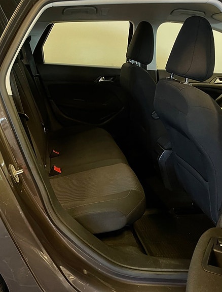 Peugeot 308 SW 11 of 14