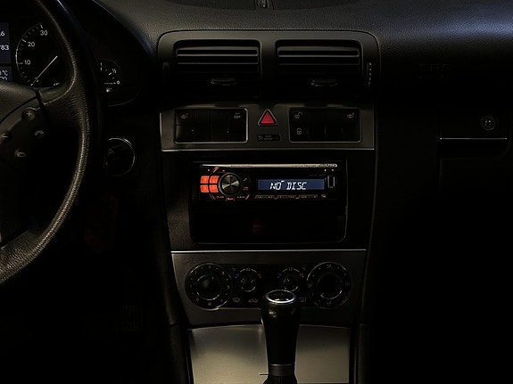 Mercedes-Benz C200 23 of 25